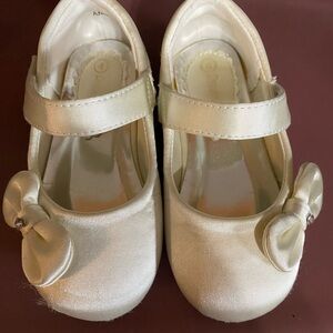 Ivory satin dress shoes size 4t